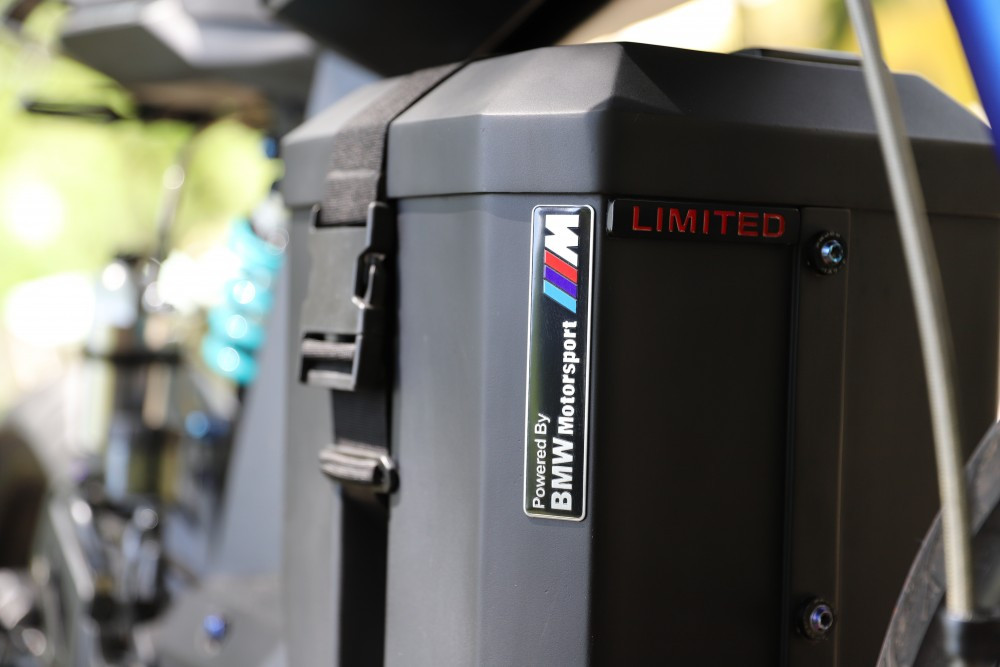 Quan sát thực tế, chiếc xe của Vũ được hoàn thiện rất tỉ mỉ, chi tiết, sắc sảo, từ gắp, bộ pin, phuộc, yên hay đồng hồ, tất cả đều được hoàn thiện một cách chỉnh chu nhất. 