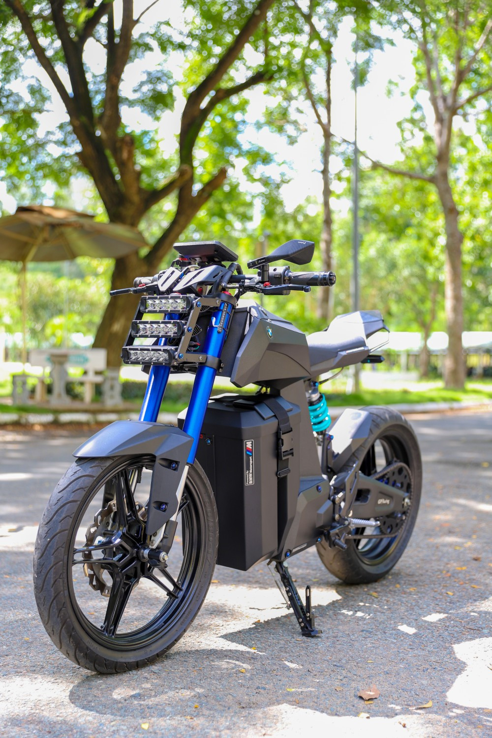 Khi chiếc xe được một blogger nhận xét, đánh giá trên mạng xã hội, chỉ trong vòng một tuần đã có hơn 500.000 lượt xem và nhiều bình luận khen ngợi, góp ý.