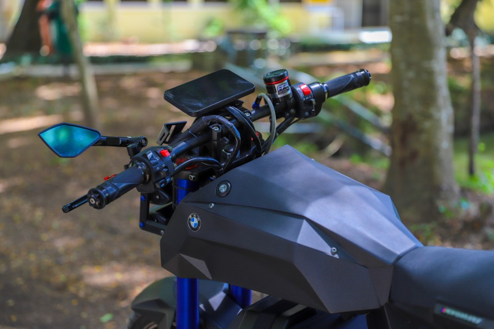 Các vật liệu làm nên chiếc xe cũng được chọn khá công phu, một số Vũ mua vật liệu về thiết kế, chế tạo.