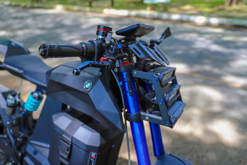 Để hoàn thành chiếc xe, Vũ phải mài mò, đọc nhiều tài liệu trên Internet, kết hợp với kiến thức chuyên môn học tại trường.