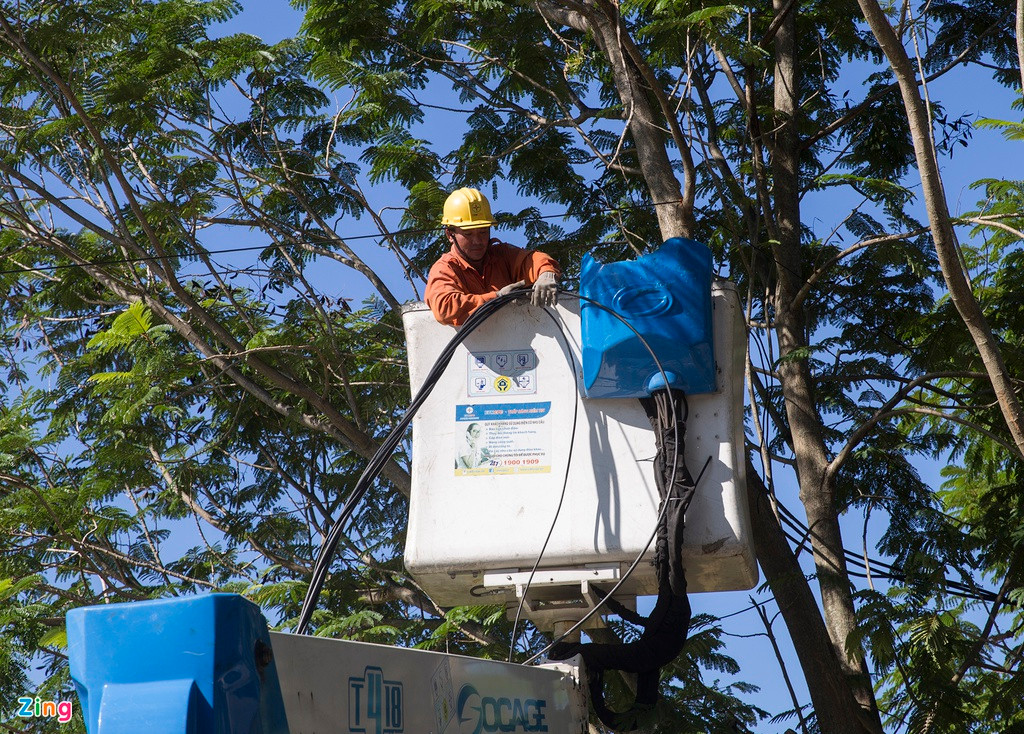 Giám đốc Công ty Điện lực Thừa Thiên - Huế cho biết đơn vị mới tạm thời khắc phục sự cố. Phải đến cuối năm, ngành điện lực mới xử lý hoàn toàn những thiệt hại do bão số 5 gây ra. 