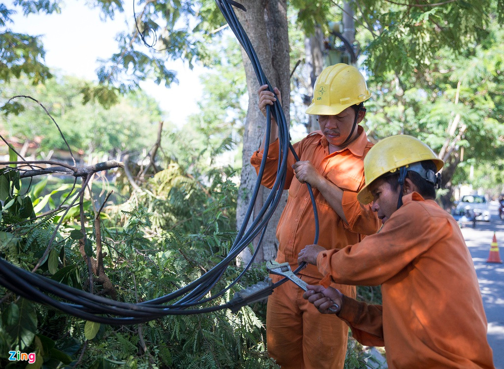 "Tại các vị trí cột gãy đổ, chúng tôi phải móc dây tạm vào các cây ven đường để đảm bảo cung cấp điện kịp thời cho người dân", ông Thanh Long thông tin.