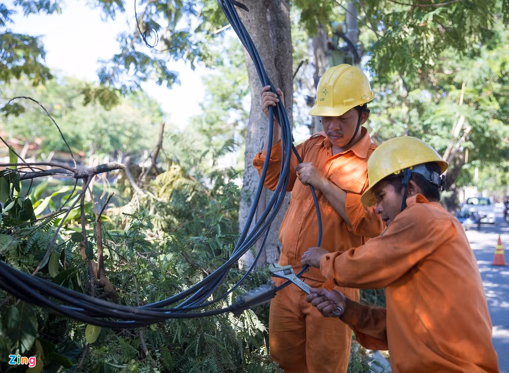 "Tại các vị trí cột gãy đổ, chúng tôi phải móc dây tạm vào các cây ven đường để đảm bảo cung cấp điện kịp thời cho người dân", ông Thanh Long thông tin.