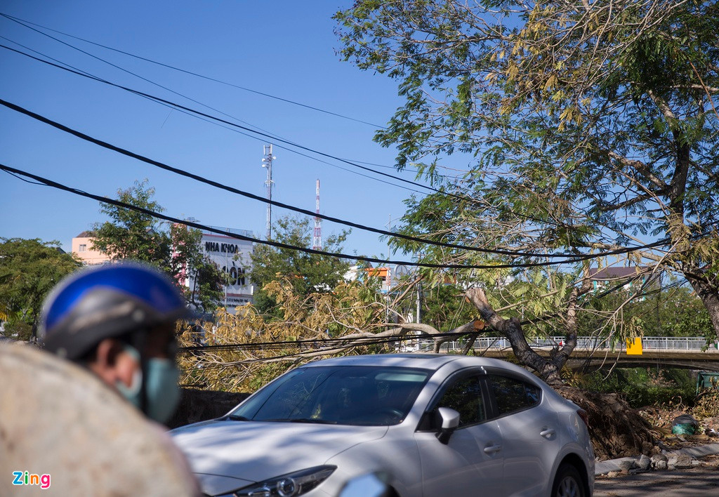 Giải pháp này chỉ mang tính tạm thời. Dây điện nhiều nơi sà xuống đường, cách đầu người khoảng 80 cm.