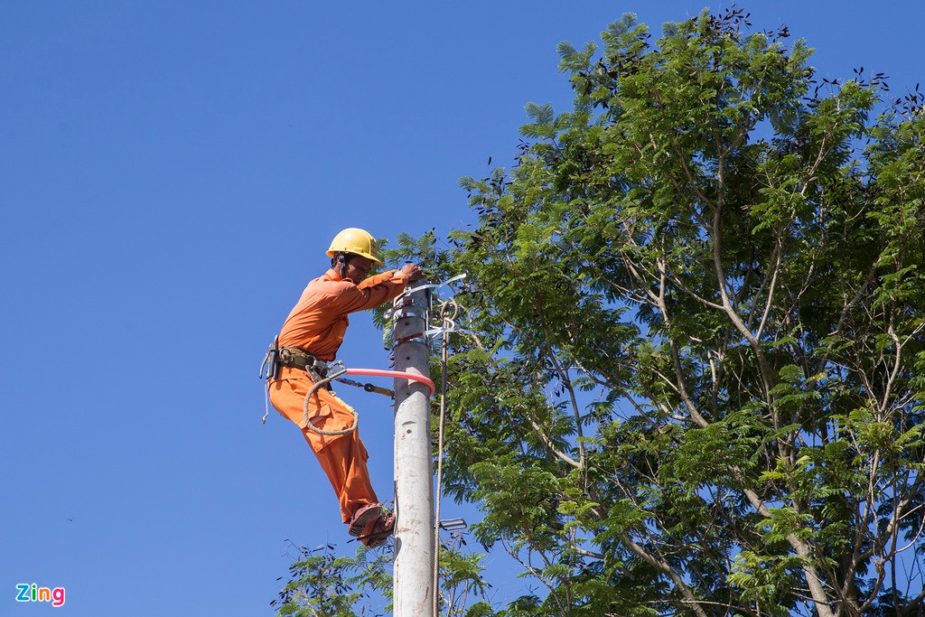 Tổng công ty Điện lực miền Trung cũng tăng cường hàng trăm kỹ sư, công nhân tham gia khắc phục hậu quả nhằm sớm cấp điện trở lại. 