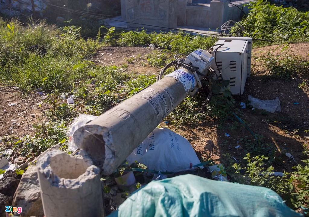 Tại tỉnh Thừa Thiên - Huế có 272 cột bị gãy. Các tuyến đường có nhiều cột điện gãy là Phan Chu Trinh, Trần Phú, Nguyễn Đăng Đệ (TP Huế). Điều đáng nói, theo thiết kế, cột điện ly tâm dự ứng lực chịu được sức gió giật trên cấp 12. Tuy nhiên, cơn bão số 5 vừa qua có sức gió mạnh nhất là 11. 