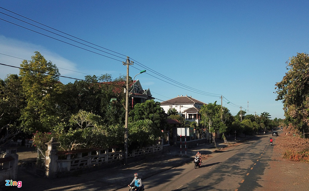 Thời điểm bão số 5 quét qua tỉnh Thừa Thiên - Huế, sức gió mạnh cấp 8-9, giật cấp 11. Trong khi dó, các trụ điện được thiết kế chịu gió giật trên cấp 12. Lý giải về việc thiệt hại, đại diện EVNCPC cho biết bão số 5 khiến cây xanh bật gốc, đổ vào cột tạo nên lực tác động kép bất thường quá khả năng chịu đựng của kết cấu cột, xà sứ, dây… 