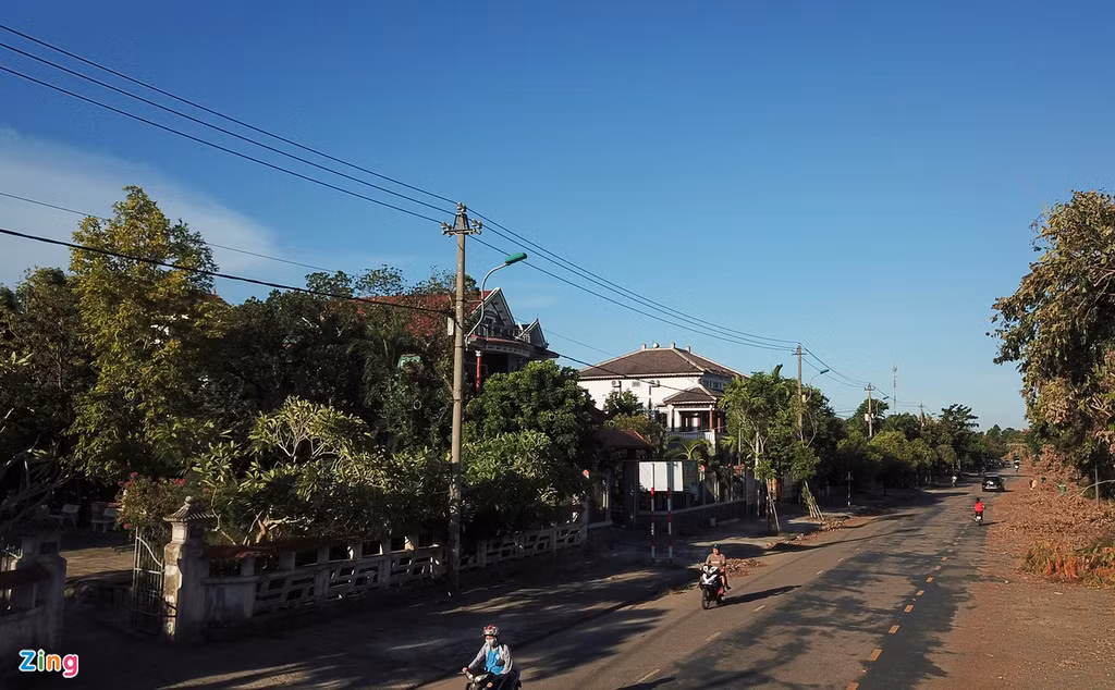 Thời điểm bão số 5 quét qua tỉnh Thừa Thiên - Huế, sức gió mạnh cấp 8-9, giật cấp 11. Trong khi dó, các trụ điện được thiết kế chịu gió giật trên cấp 12. Lý giải về việc thiệt hại, đại diện EVNCPC cho biết bão số 5 khiến cây xanh bật gốc, đổ vào cột tạo nên lực tác động kép bất thường quá khả năng chịu đựng của kết cấu cột, xà sứ, dây… 