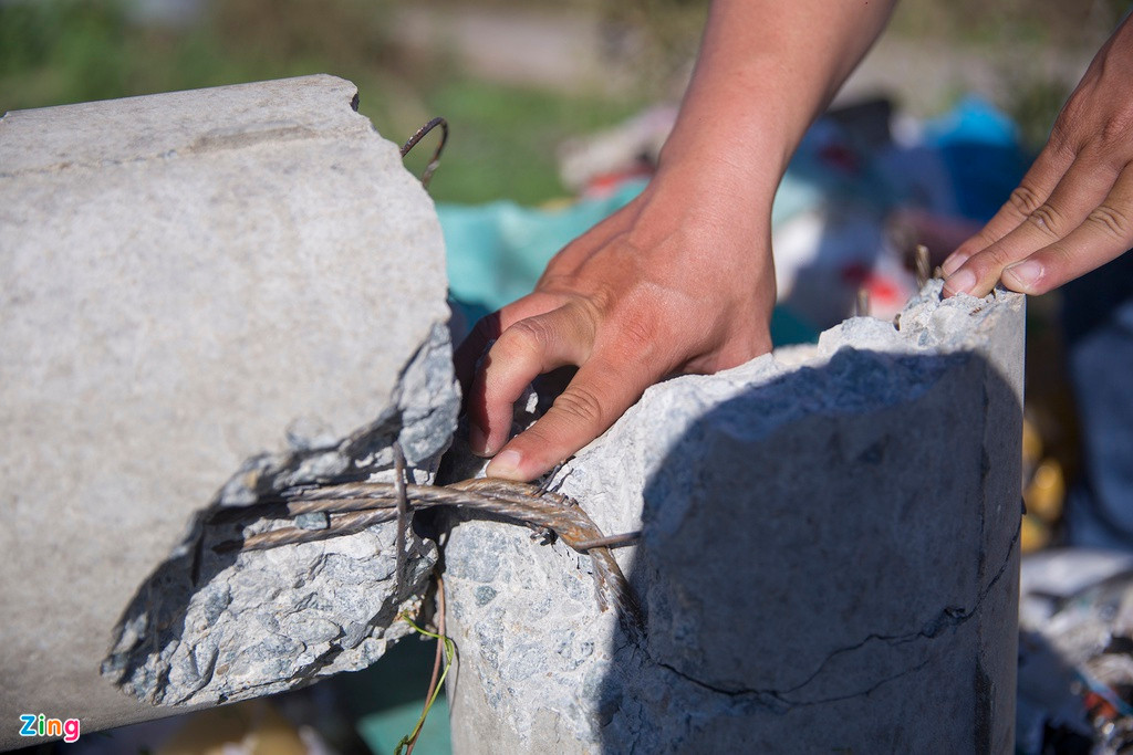 Trụ điện gãy làm lộ những sợi thép bên trong.