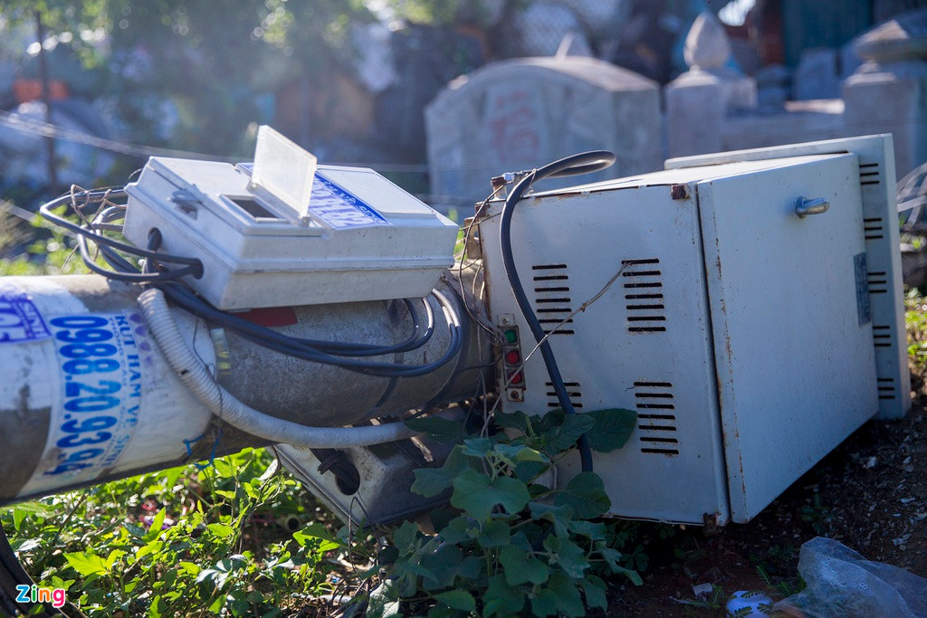 Hàng trăm km dây điện bị đứt, nhiều thiết bị liên quan hư hỏng. Theo thống kê sơ bộ, bão số 5 gây thiệt hại cho ngành điện Thừa Thiên - Huế khoảng 12 tỷ đồng. Trong ảnh là một trụ điện ở đường Nguyễn Đăng Đệ, phường Hương An, TP Huế. 