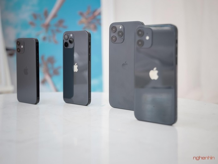 Ngoài ra có thể phân biệt qua logo quả Táo, 2 mẫu cao cấp có lô-gô đen mờ còn 2 mẫu rẻ hơn có logo mạ bóng, đây có thể là chiêu bài khá ‘khét’ của Apple để người dùng phải nâng cấp lên những chiếc máy đắt tiền hơn, như vậy mới thể hiện được hết vẻ sang chảnh.