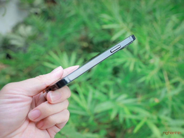 iPhone 12 5,4 inch, iPhone 12 Max 6,1 inch sẽ có camera kép 12MP, chống rung Singel OIS còn iPhone 12 Pro 6,1 inch và iPhone 12 Pro Max 6,7 inch có 3 camera 12MP, chống rung Dual OIS.