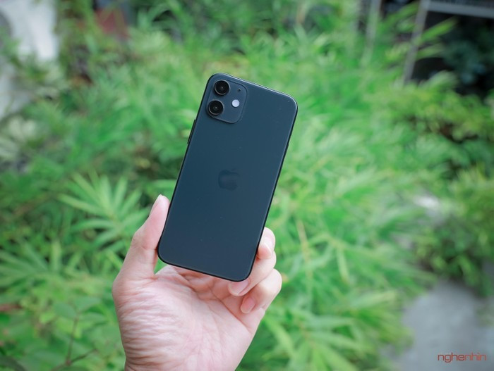 Khá đáng tiếc chúng ta chưa có hình ảnh mặt trước của máy nên chưa biết được tai thỏ đã nhỏ hơn chưa cũng như viền màn hình giữa các phiên bản khác biệt như thế nào. Độ phân giải màn hình có lẽ cũng khác nhau.