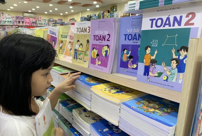 Ai dinh gia sach giao khoa?