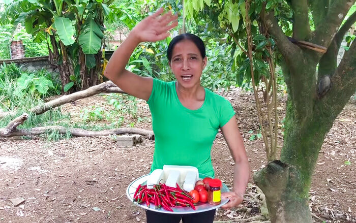 Sau loạt hành động gây tranh cãi, người xem mới đây cũng “soi” ra những điểm bất hợp lý trong các vlog của bà Lý, như không trung thực trong chế biến, gây lãng phí thức ăn.