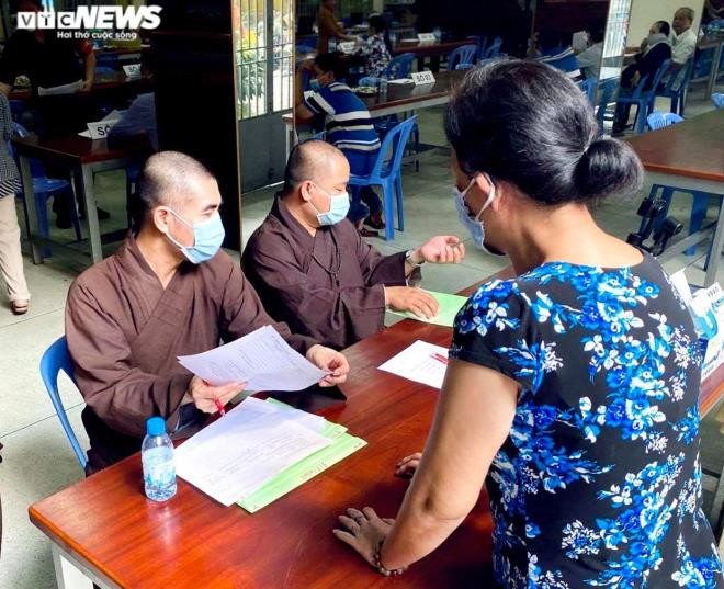 Nhieu nguoi xuc dong khi tim lai duoc tro cot that lac o chua Ky Quang 2