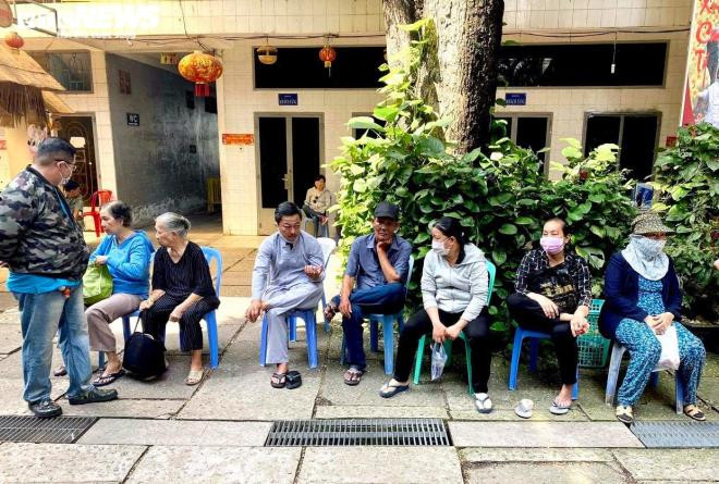 Nhieu nguoi xuc dong khi tim lai duoc tro cot that lac o chua Ky Quang 2-Hinh-3