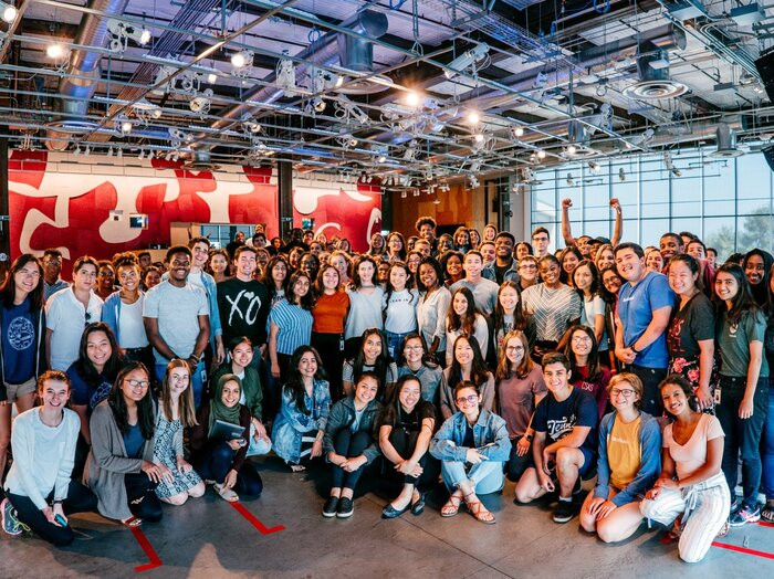 Công việc của Hussain không khác gì những gì một nhân viên chính thức của Facebook phải làm, trong khi đó các thực tập sinh theo chương trình FBU thì không phát triển trên các nền tảng chính của Facebook. Họ tập trung vào học hỏi các kĩ năng và trải nghiệm môi trường. Ảnh: Business Insider