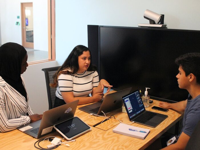 Đầu tiên là thông qua một chương trình thực tập truyền thống nơi thực tập sinh được chia thành các nhóm ở công ty và tham gia và sản phẩm thực tế của Facebook trong kì thực tập kéo dài 12 tuần. Ảnh: Business Insider