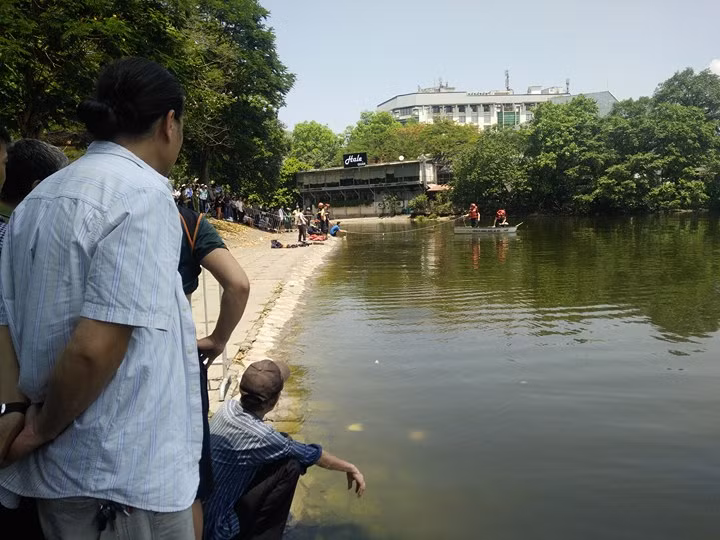 Phat hien thi the nguoi dan ong duoi ho Thien Quang, Ha Noi-Hinh-4