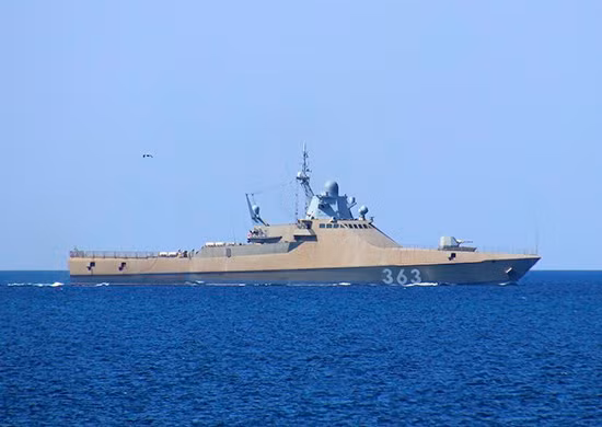 Đại diện nhà máy đóng tàu giải thích không gian phía trước đã để chờ khoảng trống để lắp đặt tên lửa phòng không dẫn đường trong một module đặc biệt.