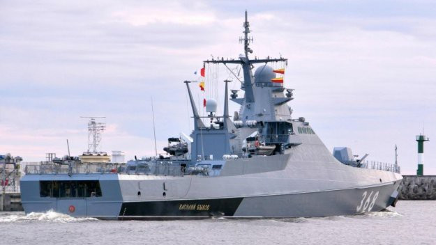 Tuy nhiên trong lúc này tại nước Nga đã xuất hiện nhiều ý kiến chỉ trích gay gắt chiến hạm Dự án 22160, nó bị phàn nàn là mang theo dàn vũ khí trang bị cực kỳ yếu, trên thực tế chỉ có duy nhất bệ pháo 76 mm AK-176MA.