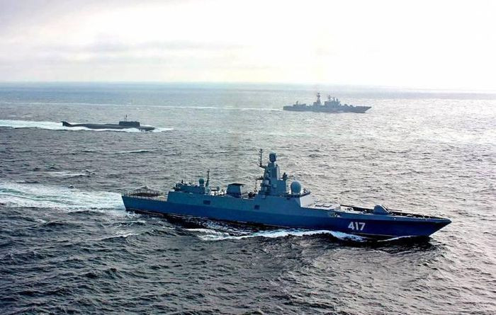 Tờ báo viết, Bộ Quốc phòng Nga đã bình luận về vụ thử thứ hai của tên lửa Zircon, trong đó gần như lặp lại đến từng chữ thông điệp về vụ thử trước đó diễn ra vào đầu tháng 10 năm nay, ngoại trừ một cụm từ - "đánh trực diện".