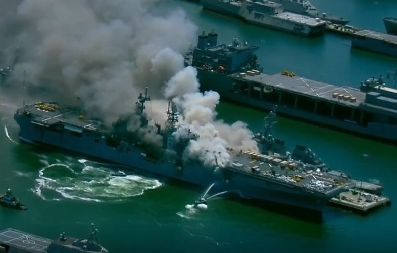 Theo The Drive, các nhà chức trách Mỹ vừa đưa ra quyết định loại biên tàu đổ bộ tấn công USS Bonhomme Richard bị cháy hồi tháng 7/2020 với lý do kinh phí sửa chữa, hoán cải quá cao, thậm chí còn hơn cả đóng mới một con tàu khác. Ảnh: Tàu đổ bộ USS Bonhomme Richard bốc cháy tại quân cảng hồi tháng 7/2020.