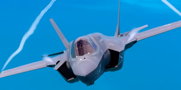 Hiện nay hầu hết các loại bom để phá các hầm ngầm, công sự hay các công trình kiên cố (bunker buster) do Mỹ chế tạo, đều có trọng lượng 1.000 kg; vì vậy chiếc F-35B sẽ không thể thực hiện một nhiệm vụ với khả năng tàng hình như thiết kế; để tiến công một mục tiêu được bảo vệ tốt, hoặc nằm sâu trong lòng đất; trong khi chiếc F-35A thực hiện nhiệm vụ này bình thường.