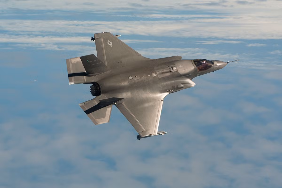 Mặc dù cả hai phiên bản đều có 2 khoang vũ khí bên trong và mười giá treo trên cánh, nhưng F-35B mang được ít tải trọng vũ khí hơn so với F-35A. Theo lý thuyết, trong chiến đấu thực sự, F-35B sẽ cất cánh tối đa với trọng lượng; nhưng nếu tình huống không có đường băng (không thể cất cánh đường băng ngắn), mà F-35B phải cất cánh thẳng đứng, thì nó phải hy sinh việc mang vũ khí để có thể mang thêm nhiên liệu phục vụ cho cất và hạ cánh.