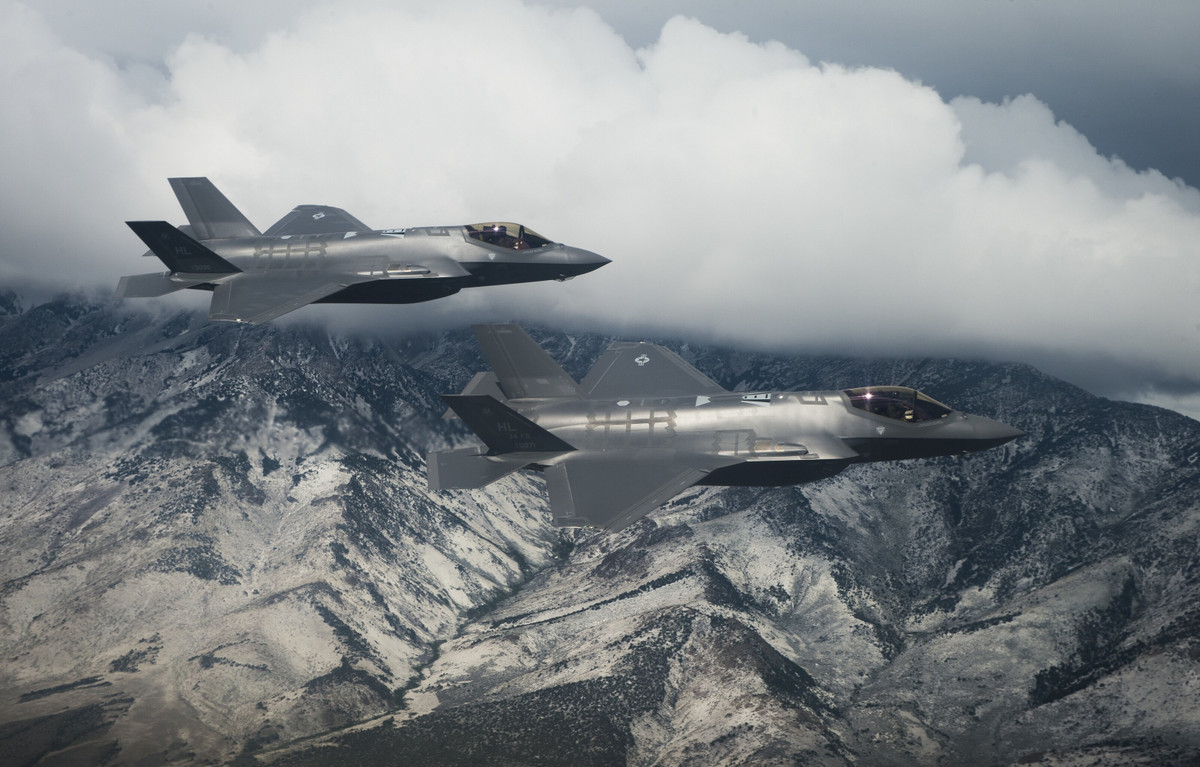 Các loại vũ khí mà F-35B có thể mang theo bên trong khoang vũ khí cũng khác với F-35A. Cũng do các yêu cầu khác nhau về thân máy bay, các khoang vũ khí bên trong của F-35B mang trọng lượng ít hơn so với F-35A. Khiếm khuyết lớn nhất là F-35B không thể mang theo bom có trọng lượng 1.000 kg, nếu muốn sử dụng loại bom này, F-35B phải treo ở giá treo vũ khí bên ngoài.