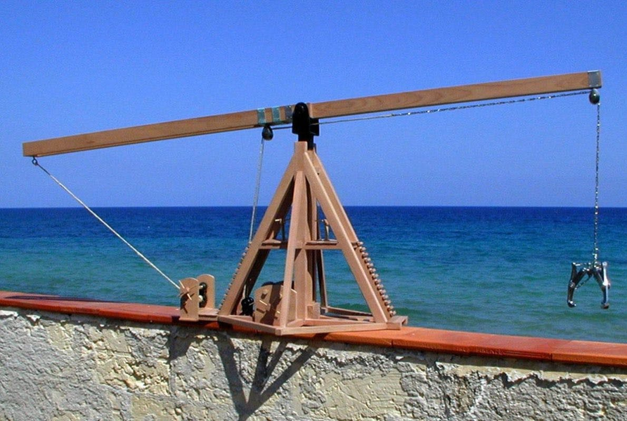 "Móng vuốt" của Archimedes: Theo lời thuật lại của các nhà sử học cổ đại, cỗ máy được mô tả như một loại cần trục được trang bị móc neo nhỏ. Nó có cơ chế tương tự như một chiếc cần trục với một sợi dây và một cái vuốt ở cuối đầu dây. Khi móng vuốt này được kích hoạt (có thể là bằng đòn bẩy) ngay trước khi các tàu tấn công đến gần, nó bám vào đáy và nâng thuyền lên.