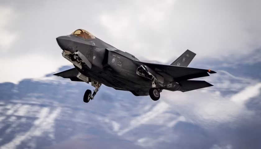 Cấu hình khác biệt và trọng lượng lớn hơn, cũng ảnh hưởng đến khả năng cơ động; trên thực tế, giới hạn gia tốc tối đa của F-35B là 7G, để tránh làm hỏng các bộ phận bên trong; trong khi đó gia tốc tối đa của F-35A là 9G.