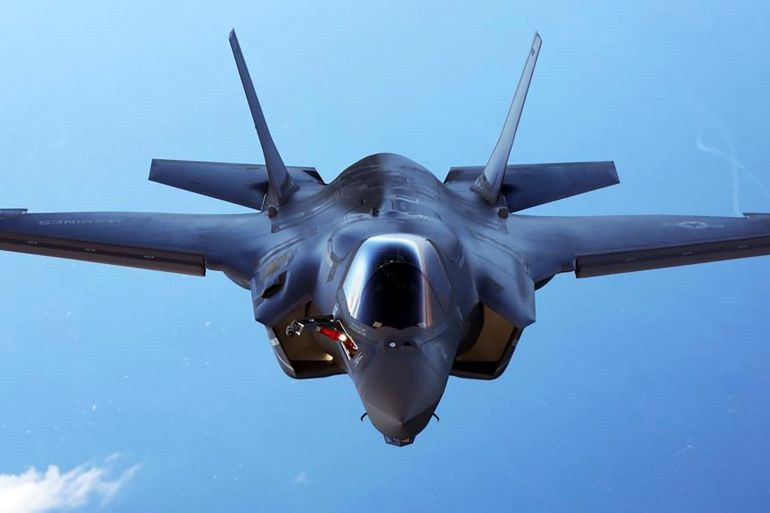 F-35B cũng chứa được ít nhiên liệu bên trong máy bay hơn, lý do là có thêm nhiều máy móc, chiếm phần thể tích trong thân (như bộ phận cất hạ cánh thẳng đứng) mà phiên bản A không có. Điều này cũng giới hạn phạm vi chiến đấu hiệu quả của nó so với phiên bản A; nhưng nó vẫn còn vượt trội so với các loại máy bay kiểu VSTOL khác trước đó như AV-8B Harrier II chẳng hạn.