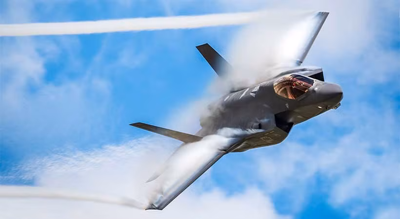 So với máy bay chiến đấu thế hệ thứ 4, F-35B có khả năng tàng hình cao hơn, cho phép nó tiến vào các khu vực một cách an toàn mà không bị radar phát hiện. Sự kết hợp giữa các tính năng tàng hình, công nghệ radar quét mảng điện tử chủ động (AESA) và khả năng mang vũ khí bên trong của máy bay, cho phép F-35B có thể tấn công các mục tiêu mặt đất ở tầm xa mà không bị phát hiện và sử dụng vũ khí chính xác để thực hiện thành công nhiệm vụ không đối đất.