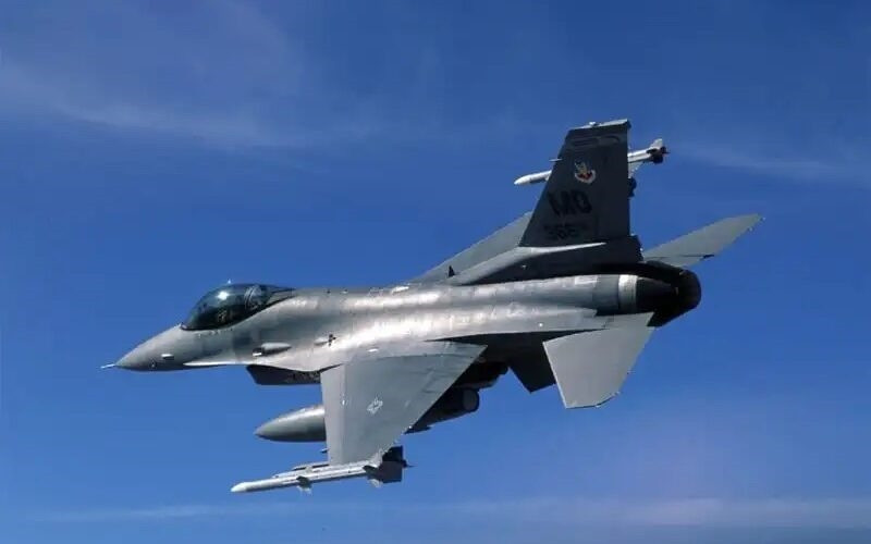 Chính cũng do lực cản của F-35B tăng, làm cho khả năng tăng tốc cũng như biến tốc chậm hơn so với phiên bản A; thực tế chiếc F-35B mất thêm khoảng 18 giây nữa để tăng tốc từ Mach 0.8 lên Mach 1.2 so với chiếc F-35A.