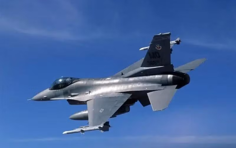 Chính cũng do lực cản của F-35B tăng, làm cho khả năng tăng tốc cũng như biến tốc chậm hơn so với phiên bản A; thực tế chiếc F-35B mất thêm khoảng 18 giây nữa để tăng tốc từ Mach 0.8 lên Mach 1.2 so với chiếc F-35A.