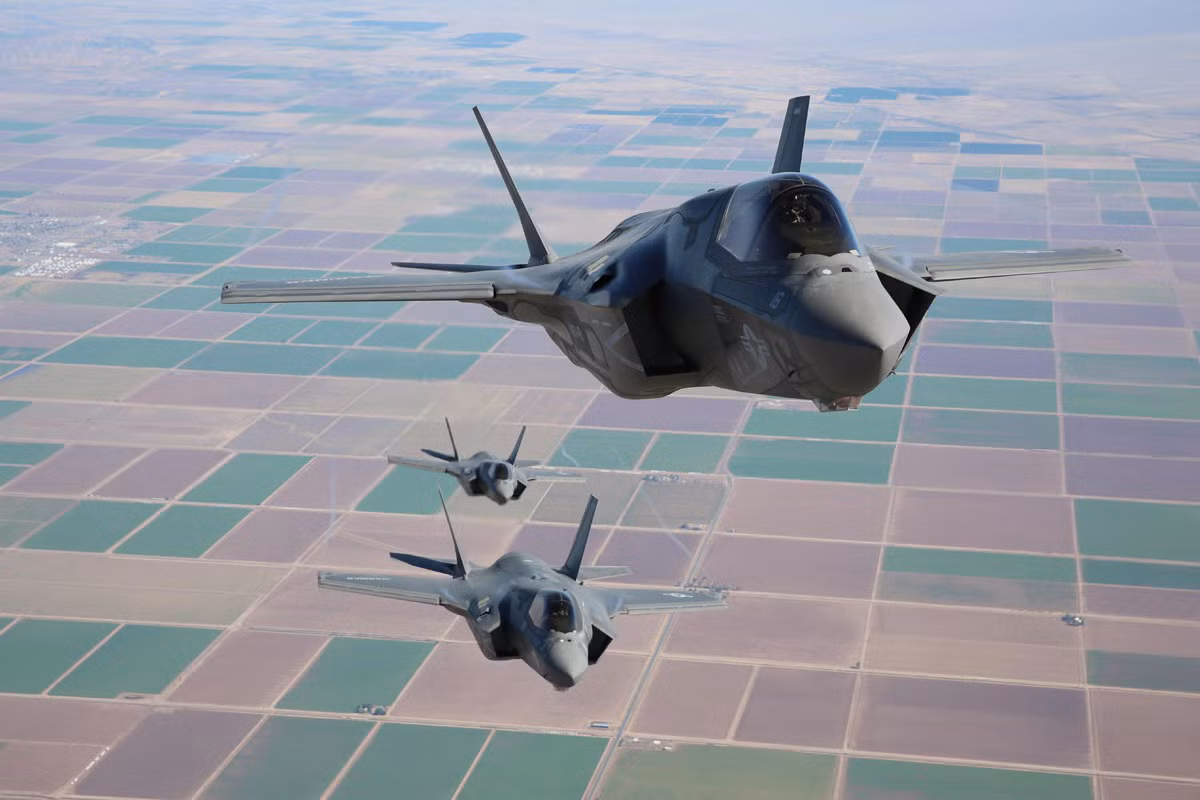 Theo Hải quân Anh, chiếc F-35B được nạp đầy đủ vũ khí sẽ có trọng lượng tương đương quả bom nặng nhất mà máy bay ném bom hạng nặng Lancaster từng mang theo trong Thế chiến 2.