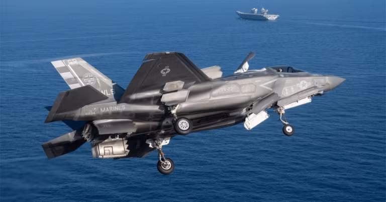  F-35 Lightning II là chương trình hệ thống vũ khí đắt tiền nhất của Bộ Quốc phòng Mỹ. F-35B là phiên bản được phát triển cho Thủy quân lục chiến Mỹ, nổi bật nhờ khả năng cất cánh trên đường băng ngắn và hạ cánh thẳng đứng (STOVL), cho phép nó hoạt động trên các tàu đổ bộ có sàn đáp nhỏ hơn tàu sân bay thông thường. Tuy nhiên, hệ thống STOVL cồng kềnh khiến F-35B có tầm hoạt động và khả năng cơ động thua kém biến thể F-35A của Không quân và F-35C Hải quân.