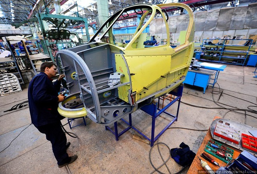 Một công nhân đang chăm chú lắp ráp các linh kiện cho phần đầu của trực thăng tấn công Ka-52.