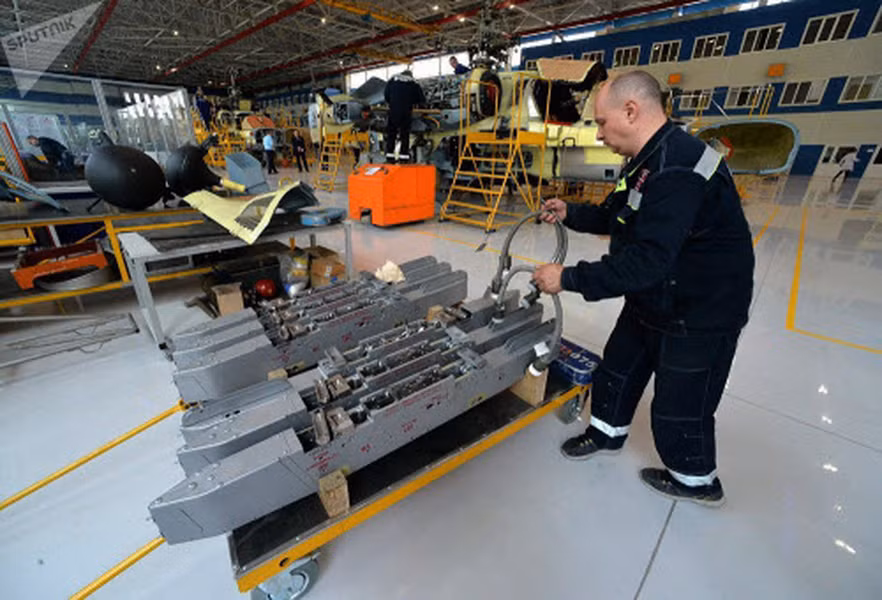 Công nhân chuẩn bị lắp đặt giá chứa vũ khí cho máy bay trực thăng Ka-52 Alligator.