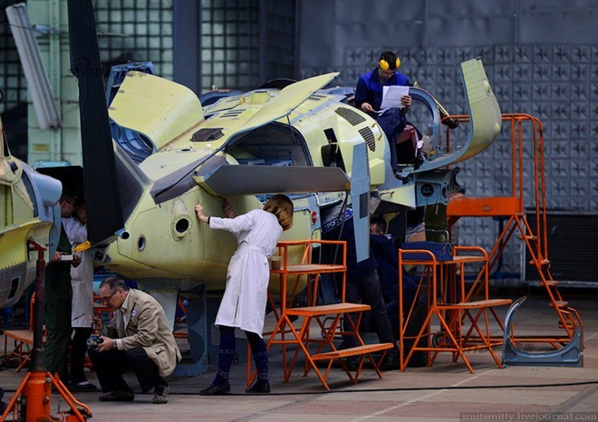 Để có những chiếc trực thăng tấn công Ka-52 dũng mãnh trên bầu trời đòi hỏi các công nhân và kỹ thuật viên phải làm việc một cách tỉ mỉ và chính xác từng công đoạn lắp ráp.