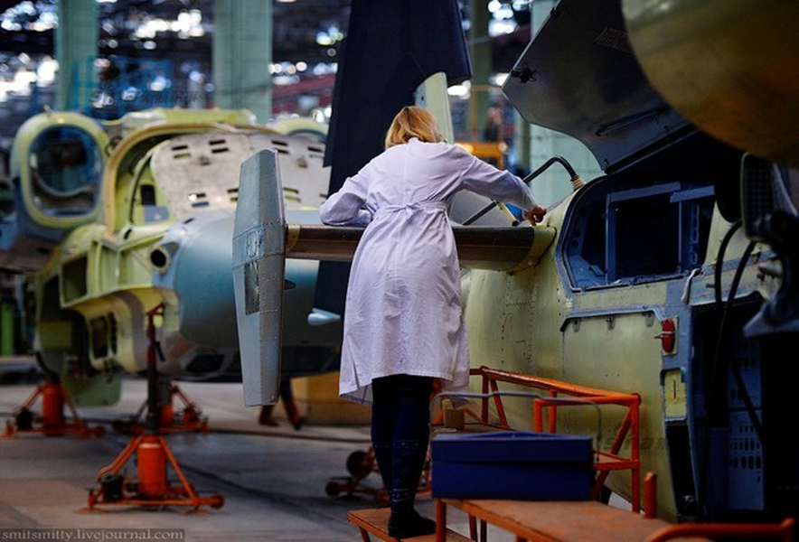 Có khá nhiều nữ nhân viên kỹ thuật tham gia vào các công đoạn lắp ráp trực thăng Ka-52. Điều đó cho thấy họ có tay nghề kỹ thuật không hề thua kém các nam đồng nghiệp.