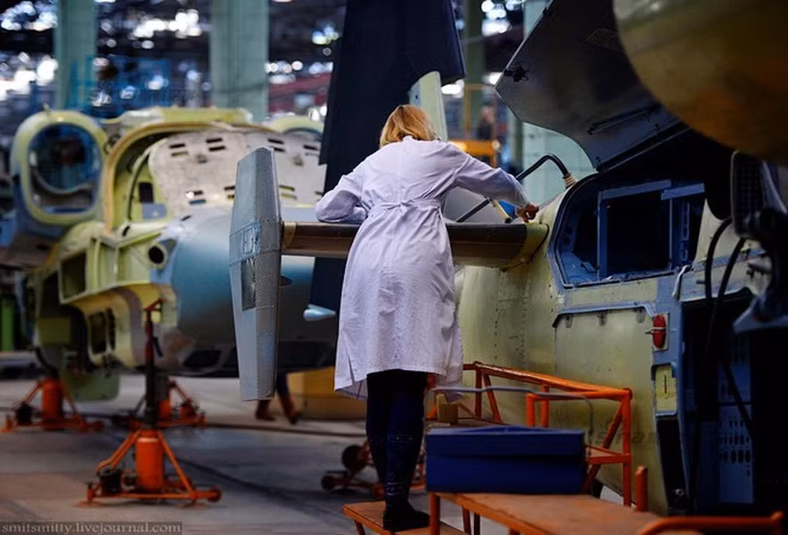 Có khá nhiều nữ nhân viên kỹ thuật tham gia vào các công đoạn lắp ráp trực thăng Ka-52. Điều đó cho thấy họ có tay nghề kỹ thuật không hề thua kém các nam đồng nghiệp.