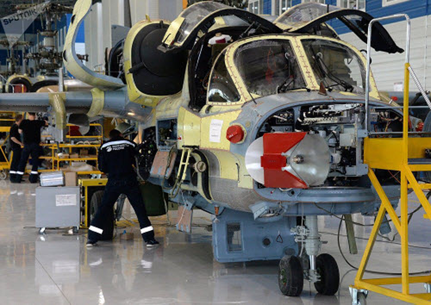 Công nhân lắp ráp các linh kiện cho chiếc máy bay trực thăng Ka-52 Alligator.