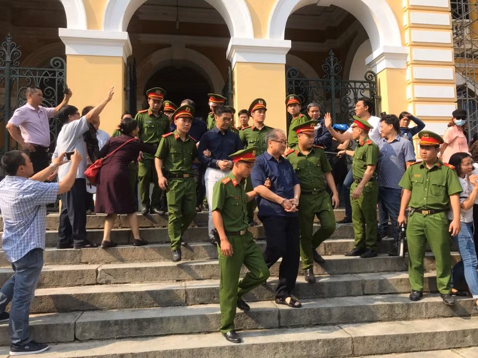 Phạm Công Danh được dẫn giải khỏi phiên tòa.