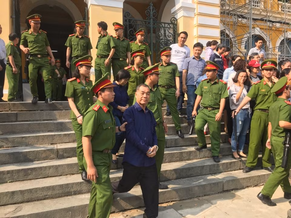 Trầm Bê mặt mày tươi tỉnh sau quyết định trả hồ sơ điều tra bổ sung của HĐXX.