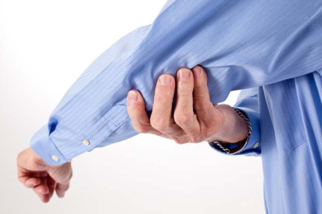 Đau xương khớp: Một biến chứng phổ biến khác của ung thư máu là đau xương và khớp. Các cơn đau này là do tủy xương quá đầy và chặt.