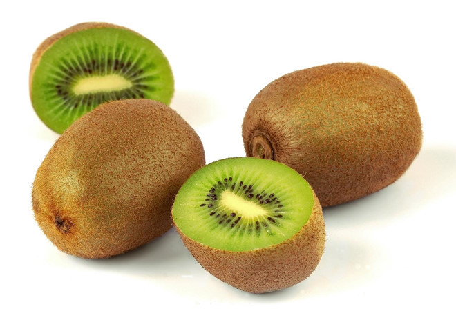 Kiwi: Lượng vitamin C trong kiwi còn nhiều hơn trong một quả cam. Ăn thực phẩm giàu vitamin C làm giảm cholesterol và huyết áp, ngăn ngừa nguy cơ đột quỵ. Kiwi cũng giàu chất xơ, tốt cho sức khỏe đường ruột và dạ dày. Ảnh: Foodfacts.