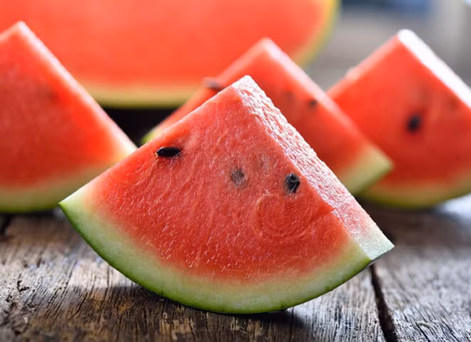 Dưa hấu: Theo India Times, dưa hấu là một trong những loại trái cây mùa hè chứa rất nhiều nước. Nó giúp bổ sung chất lỏng, ngăn ngừa mất nước khi thời tiết nóng bức. Dưa hấu cũng chứa nhiều vitamin C, A và B. Lượng kali và magiê cao trong dưa hấu bổ sung đầy đủ cho cơ thể trong khi đổ mồ hôi và hoạt động thể chất. Ảnh: Medicalnewstoday.